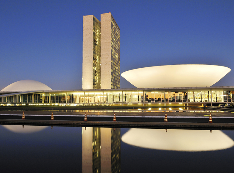 Il Congresso nazionale brasiliano, progettato a Brasilia da Oscar Niemeyer